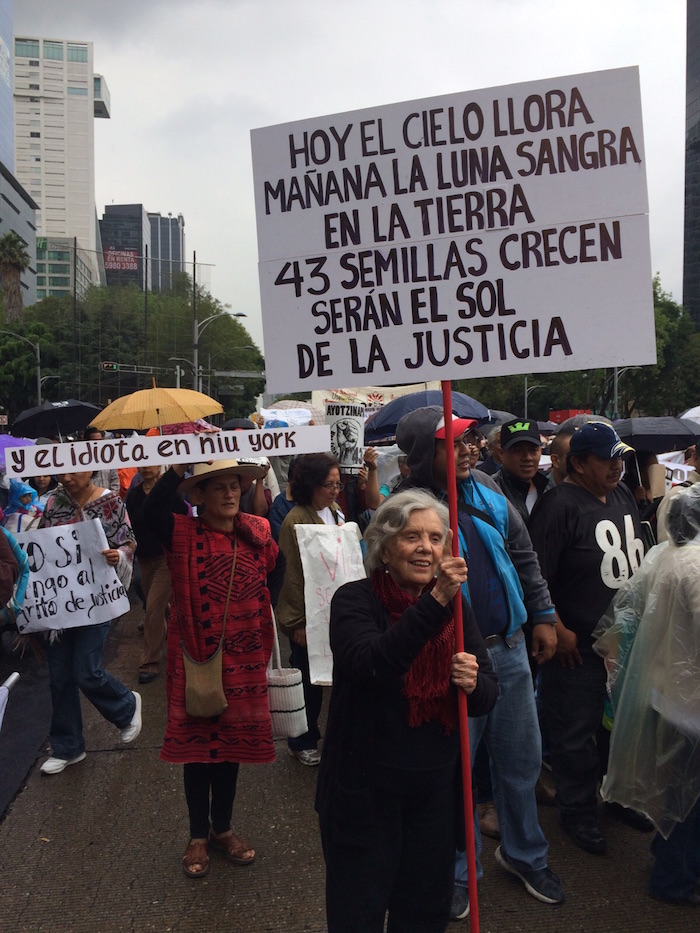 Elena Poniatowska, en primer plano, y Jesusa Rodríguez en la marcha por el primer aniversario de Ayotzinapa. Foto La Jornada