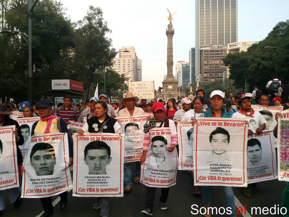 Padres de familia marchan a 14 meses de la desaparición forzada de los normalistas de Ayotzinapa
