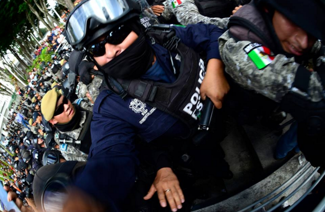 Xalapa sitiado por policía ante evaluación docente: tres detenidos