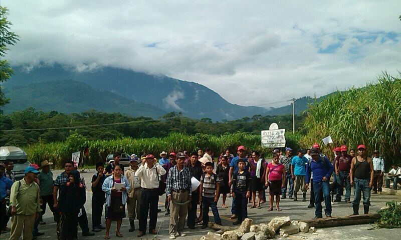 Indígenas choles realizan bloqueo intermitente en Tila, Chiapas, para exigir justicia