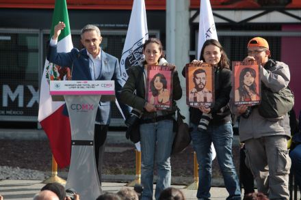 Fotoperiodistas protestan por caso Narvarte durante acto de reapertura de la Línea 12