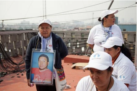 Madres centroamericanas recorren La Merced con las fotos de sus desaparecidos