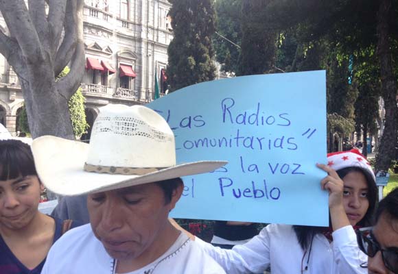 Protestan pueblos cholultecas en el zócalo de Puebla; exigen administración de radios comunitarias