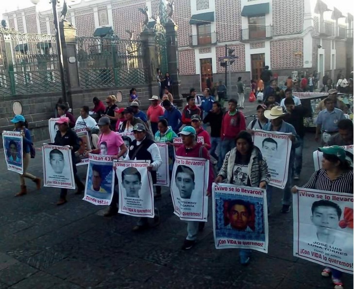 Caravana de familiares de Ayotzinapa, en Puebla