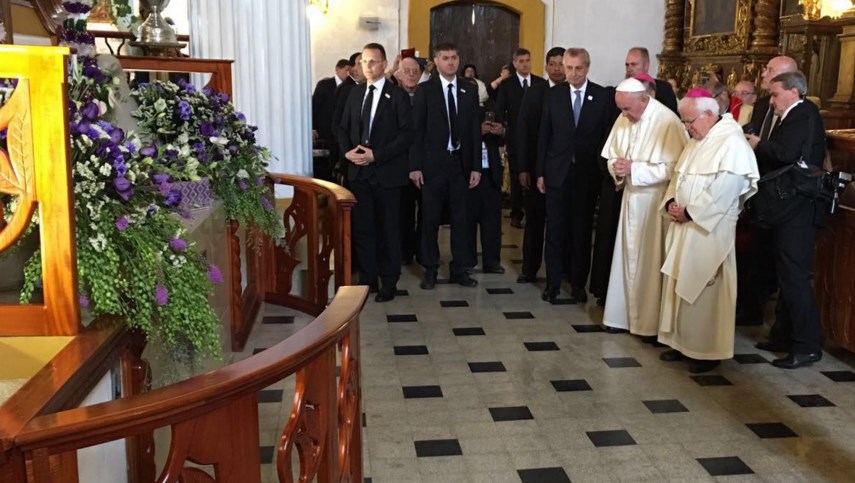El Papa ora ante la tumba de Jtatik Samuel Ruiz