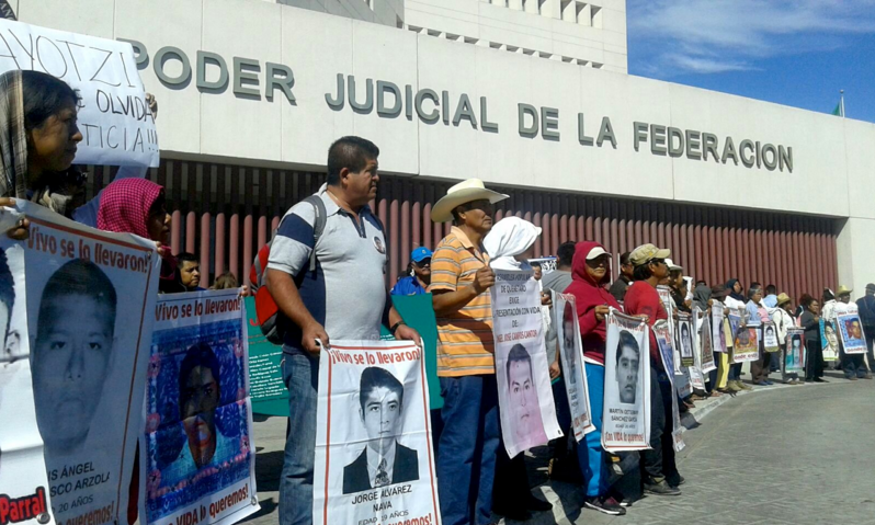 Marchan en Tamaulipas los padres de Ayotzinapa y protestan en el Poder Judicial