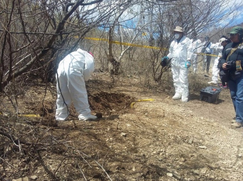 Exhuma la PGR un cuerpo de la fosa que hallaron familiares en Taxco; van 132 restos localizados