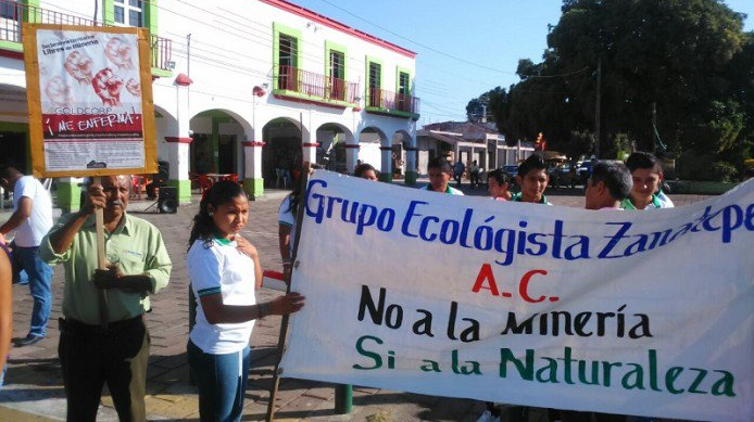 Desfile estudiantil contra la minería en Oaxaca