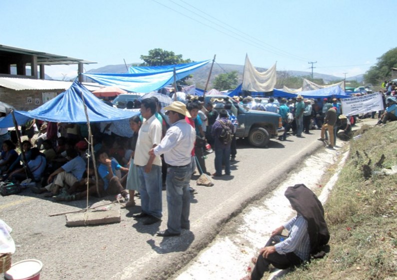 Bloquean damnificados de La Montaña las carreteras en Tlapa