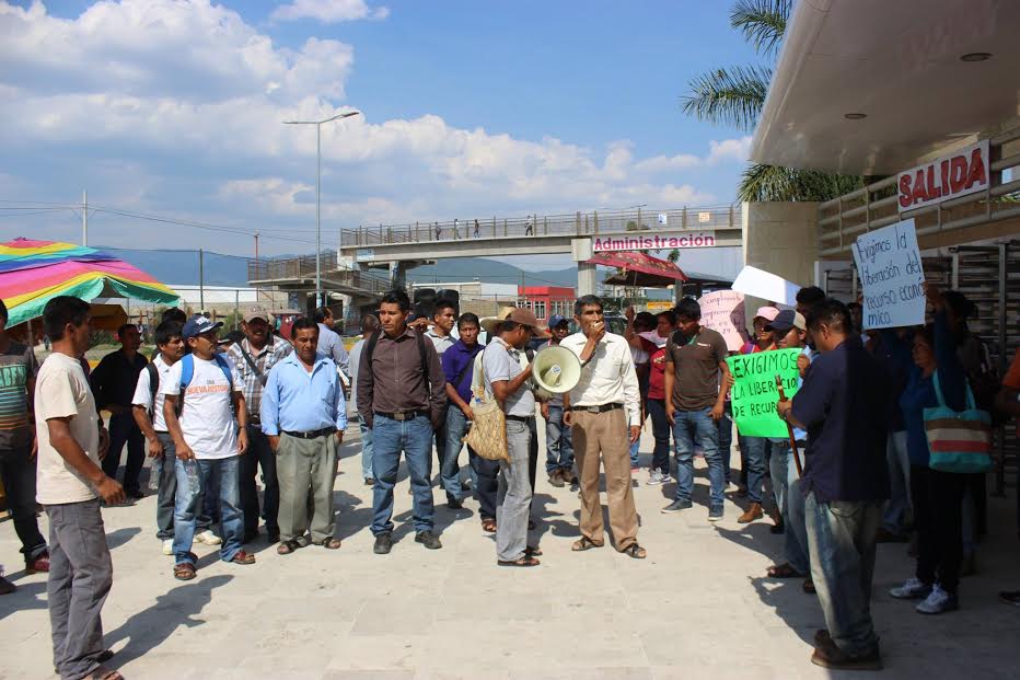 Policía estatal desaloja a autoridades comunitarias del rincón de la sierra norte de Oaxaca.