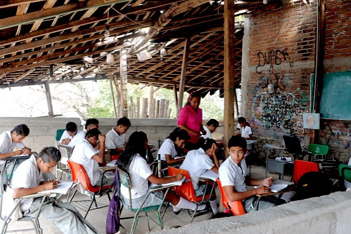 Organizaciones sociales y familias de Guerrero, contra la reforma educativa