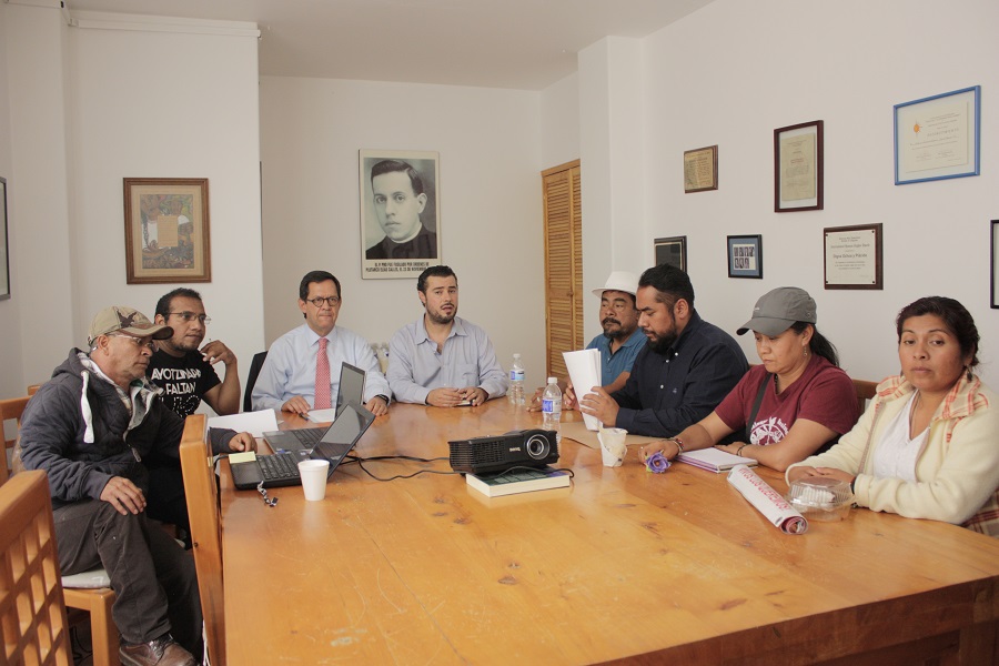 Reunión en el Centro Prodh entre padres y madres Ayotzinapa con Roberto Campa Cifrián