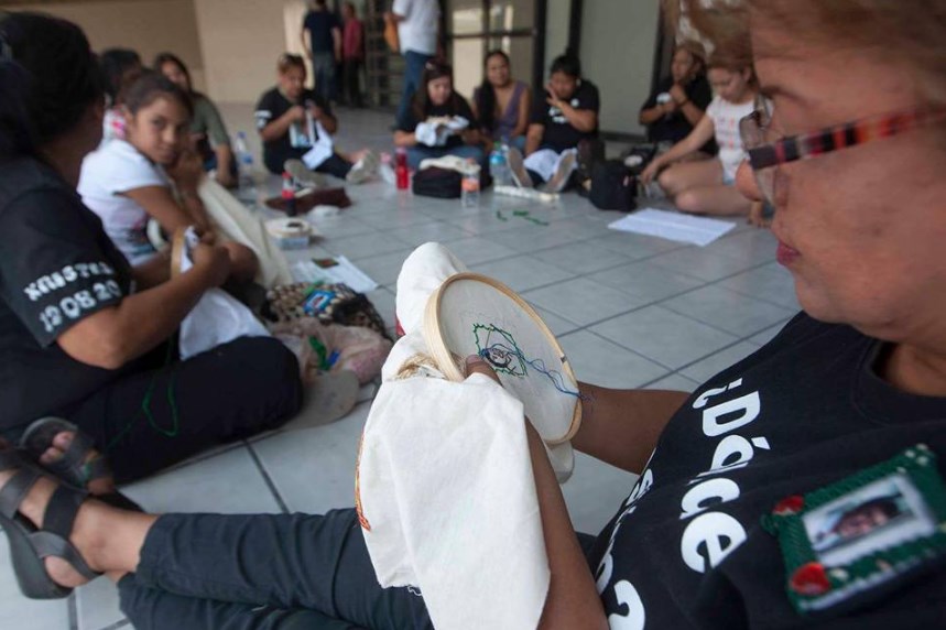 En protesta, familiares «bordan» a desaparecidos en Nuevo León
