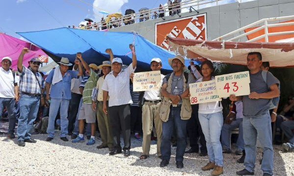 Maestros mantienen bloqueos por tercer día consecutivo a supermercados en Chiapas