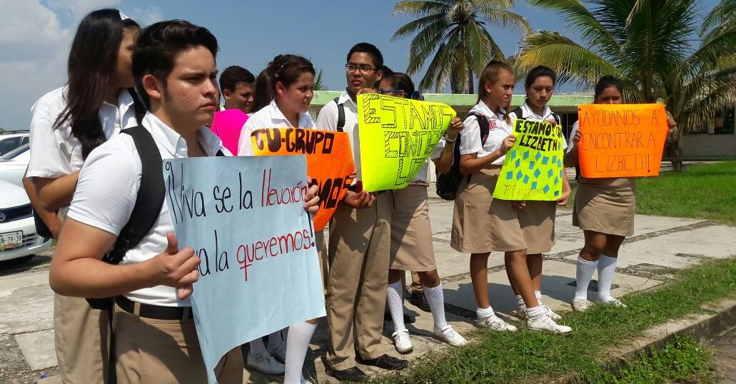 Alumnos exigen aparición de compañera y paz en Veracruz