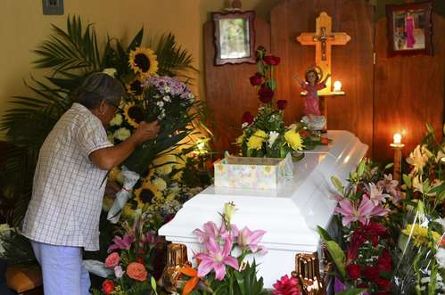 Velan familiares los restos de tres jóvenes asesinados en Veracruz