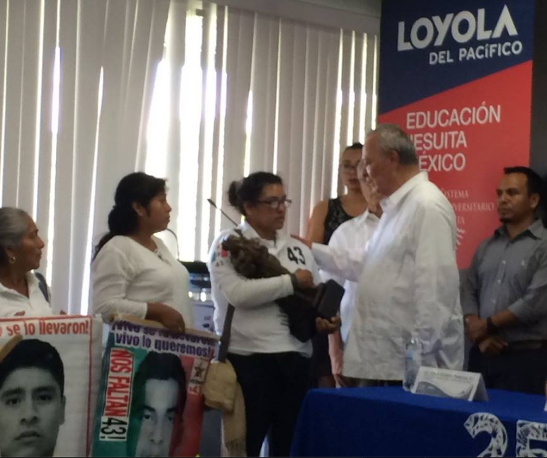 Padres y madres de Ayotzinapa reciben premio «Tata Vasco»