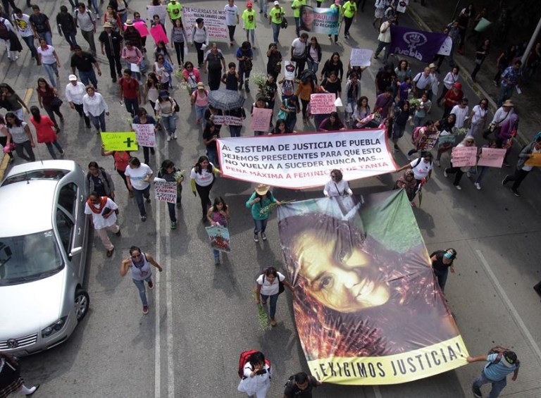 Marchan en Puebla contra feminicidios