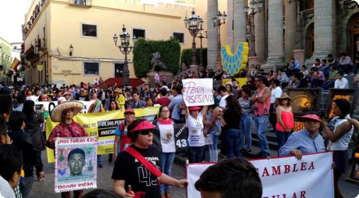 Claman en el cierre del Cervantino por los 43 de Ayotzinapa