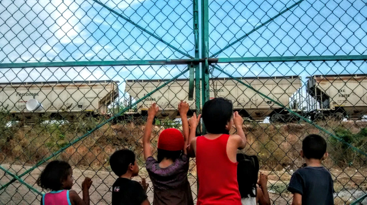 Denuncian detención arbitraria y separación de su madre de tres menores migrantes