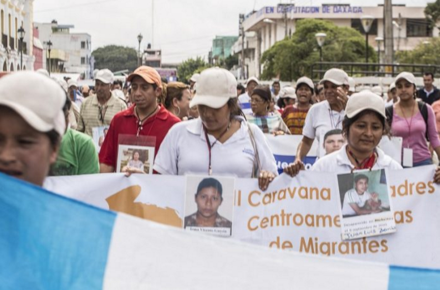 Madres migrantes piden exhumar cuerpos en fosa común de Juchitán