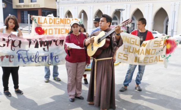 Migrantes y personal de La 72 piden ‘posada’ ante el Instituto Nacional de Migración