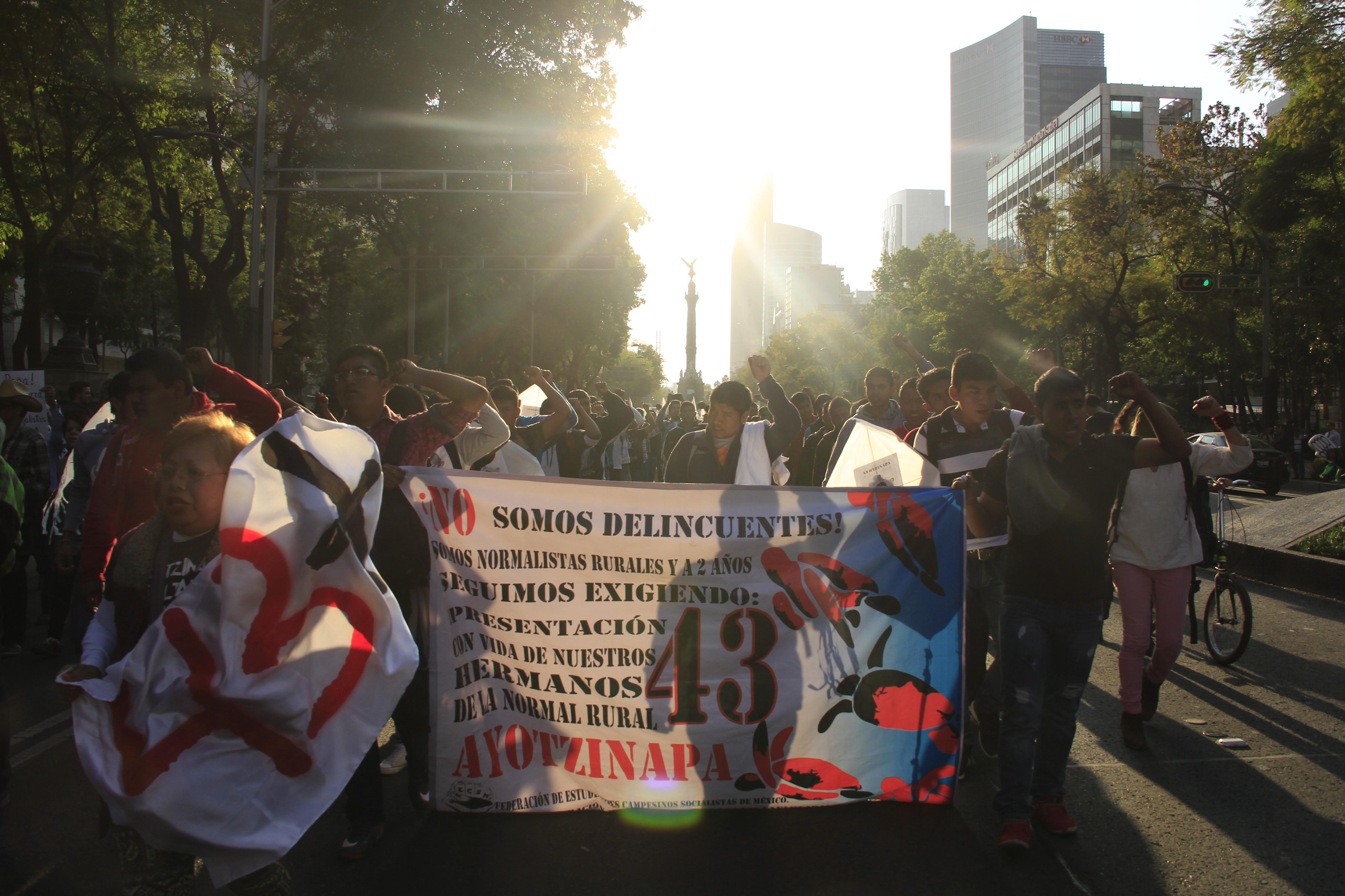 Familias de Ayotzinapa retornarán a la mesa de diálogo con PGR; reclaman engaños en la investigación