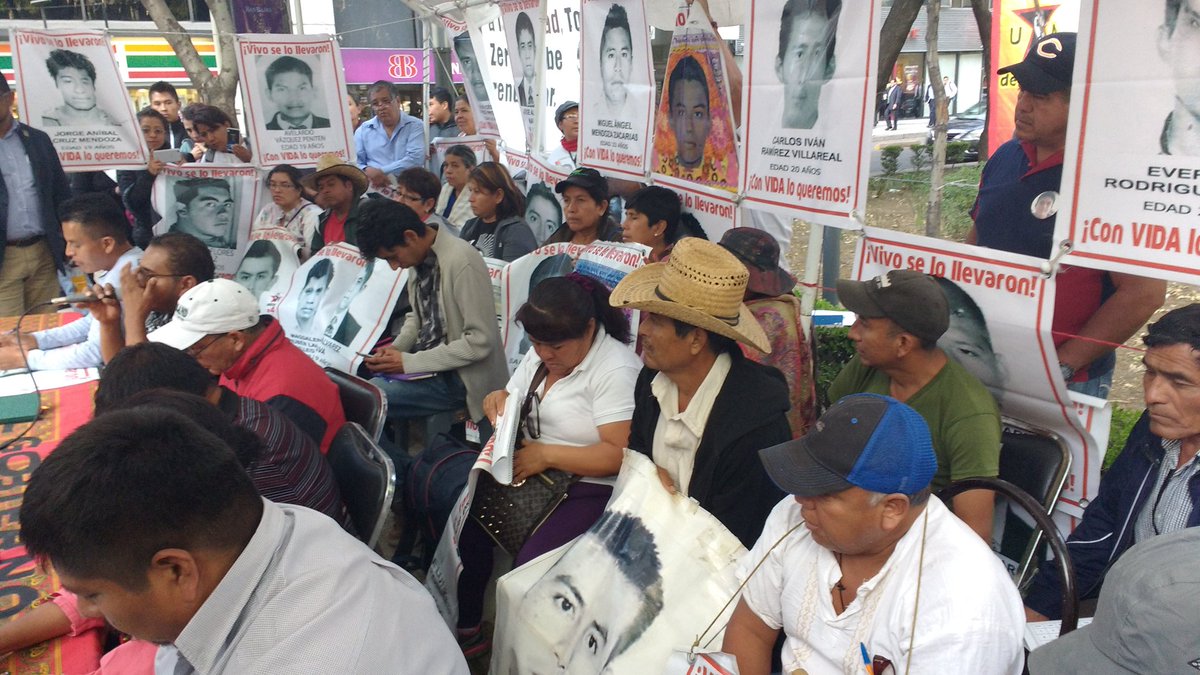 Anuncian procedimientos administrativos contra funcionarios acusados de alterar la investigación de Ayotzinapa; familias acusan que es insuficiente y exigen acelerar la búsqueda