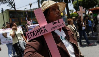 CHIMALHUACAN, ESTADO DE MÉXICO, 25JULIO2014.- Miembros de organizaciones y familiares de victimas de feminicidio realizaron una protesta a las afueras del palacio municipal de Chimalhuacan en protesta por los feminicidios que se registran en este municipio y en donde las organizaciones exigieron justicia al gobierno municipal y estatal, así como la declaratoria de alerta de genero en el estado, al termino de esta protesta se realizó una marcha al centro de justicia.
FOTO: RODOLFO ANGULO /CUARTOSCURO.COM