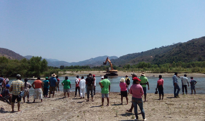 Habitantes de Ometepec inician plantón para detener el saqueo del río Santa Catarina