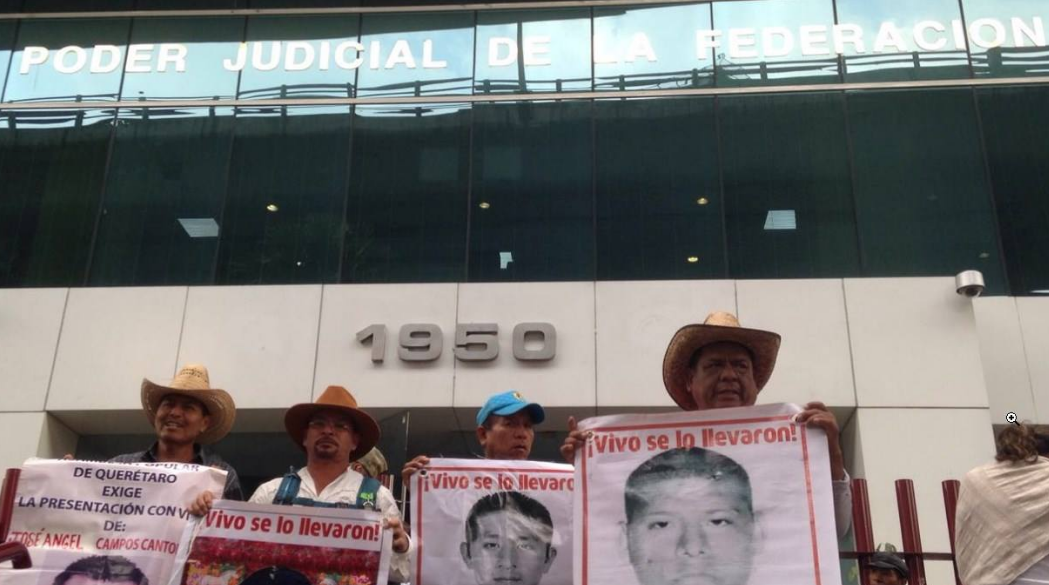 Familias de Ayotzinapa exigen se admita su amparo contra investigación interna de PGR que diluye responsabilidades de funcionarios
