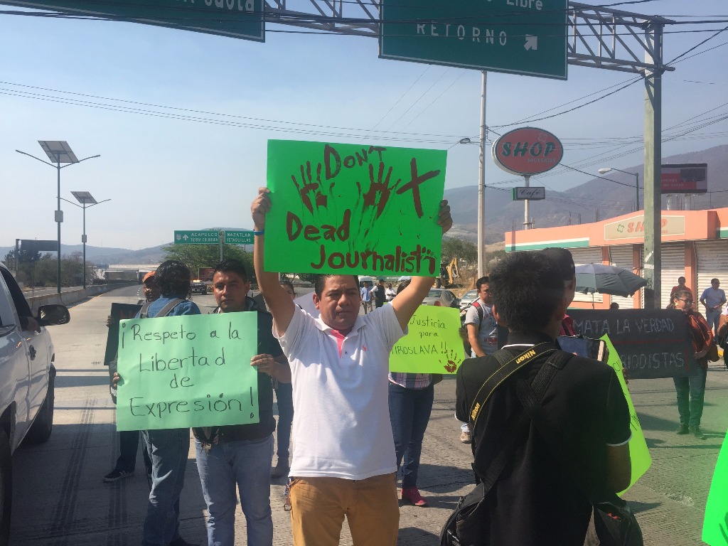 Reporteros de Guerrero bloquean autopista para pedir justicia por el asesinato de periodistas