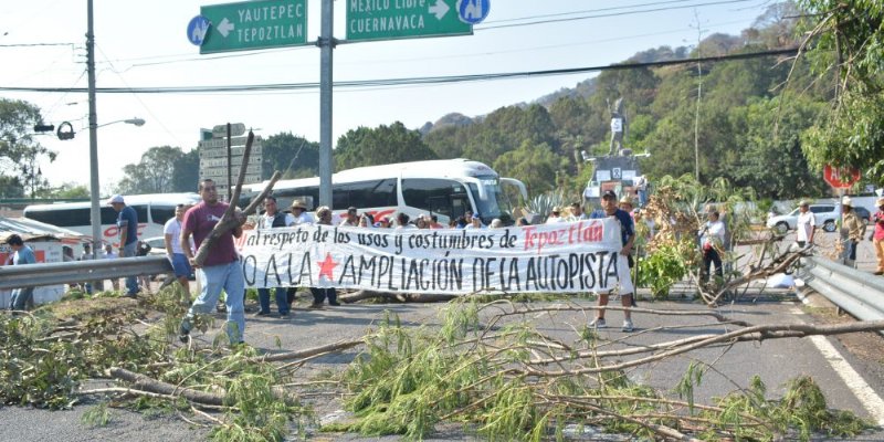 Habitantes de Tepoztlán continúan bloqueo para detener ampliación de la autopista