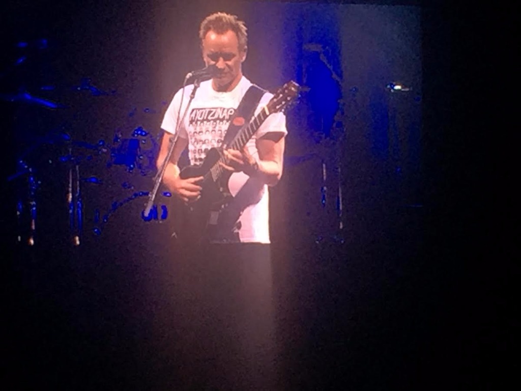 Sting recuerda a los 43 de Ayotzinapa en concierto