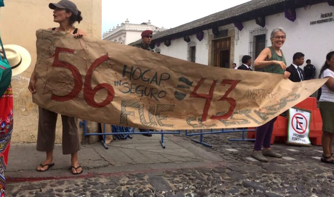 Reclaman en Guatemala por los 43 normalistas y por las 56 niñas del Hogar Seguro