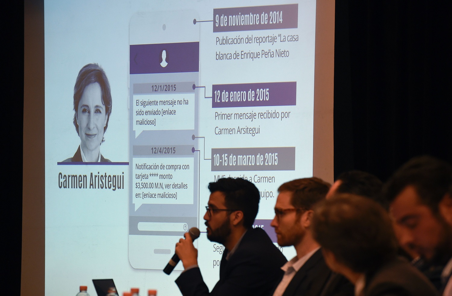 Information on Mexican journalist Carmen Aristegui is displayed on a screen during a journalists' a press conference in Mexico City on June 19, 2017, on an article published by the New York Times: "Using Texts as Lures, Government Spyware Targets Mexican Journalists and Their Families".  / AFP / ALFREDO ESTRELLA