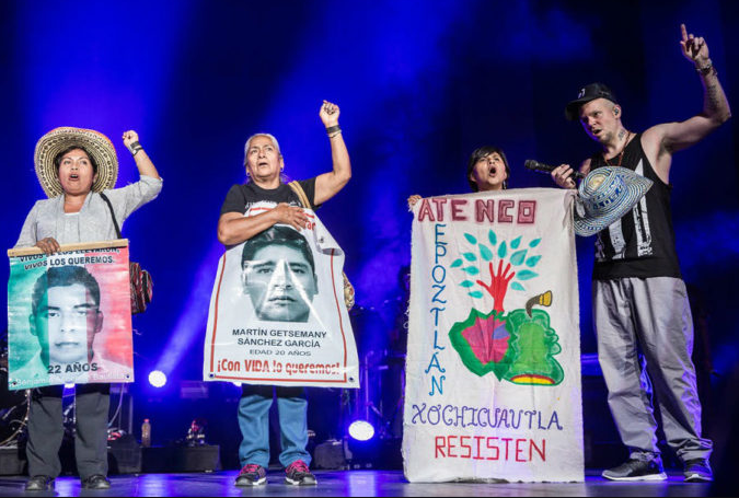Residente da voz a Ayotzinapa en el concierto inicial de su gira internacional