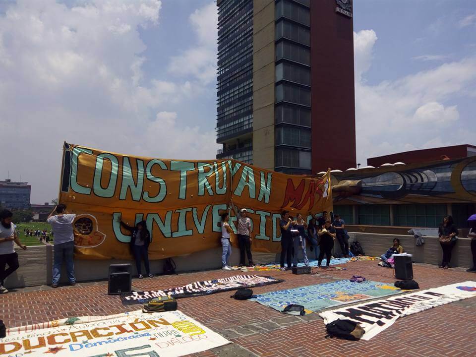 Integrantes del MAES protestan frente a Rectoría de la UNAM y anuncian movilización
