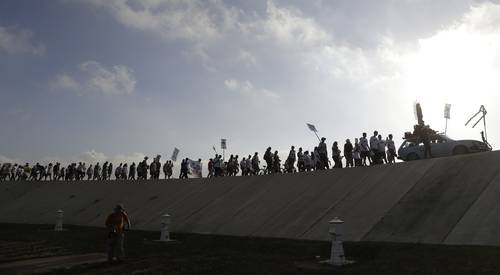 Centenares marchan en Texas hacia el río Bravo contra la construcción del muro