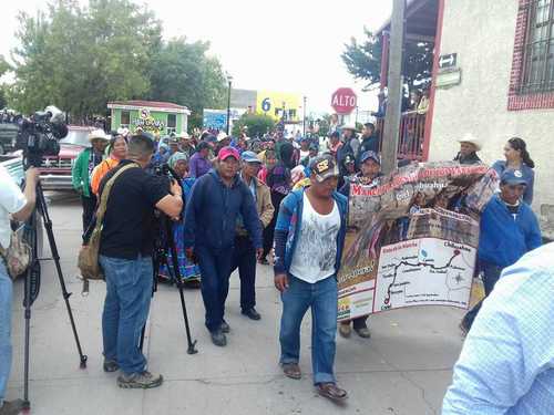 Miembros de la comunidad rarámuri y pequeños productores iniciaron la Marcha por la Dignidad Indígena, que partió ayer del poblado de Creel, municipio de Bocoyna, rumbo a la ciudad de Chihuahua, para exigir a las autoridades el cumplimiento de diversas demandas  La Jornada