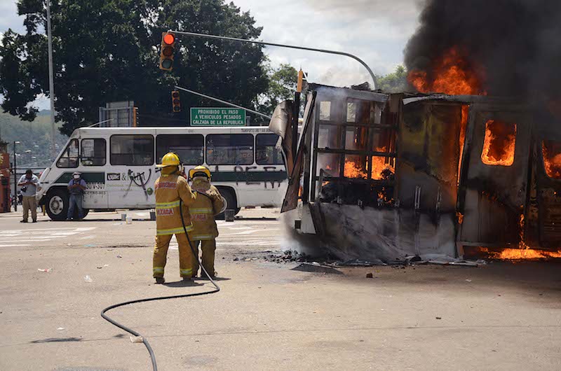 Protestas contra Peña Nieto dejan 20 heridos, 20 detenidos, 10 vehículos destruidos y un helicóptero presidencial dañado