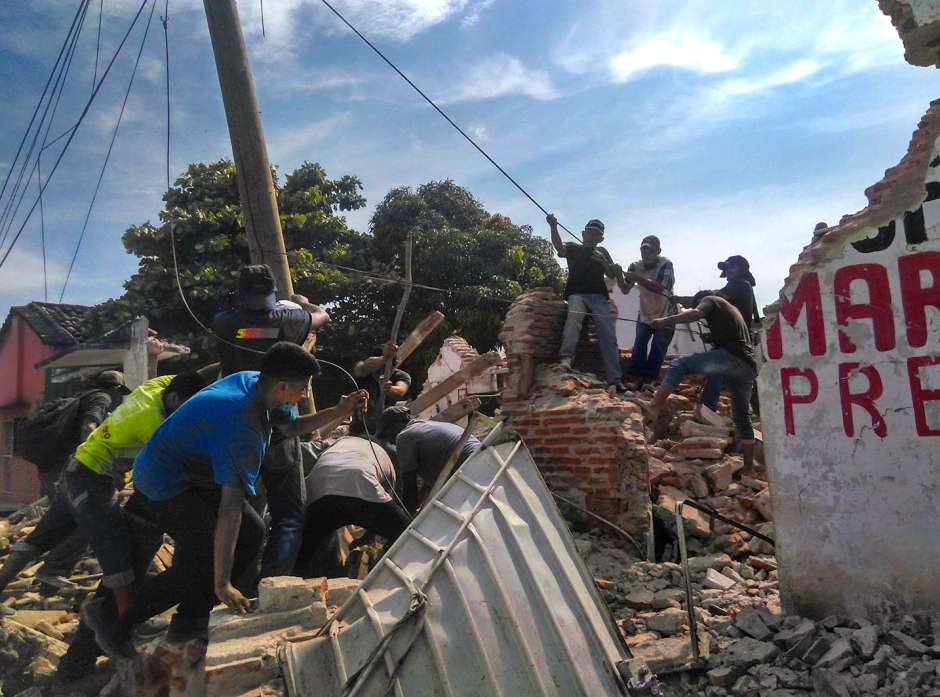 Migrantes centroamericanos ayudan a la reconstrucción de Oaxaca