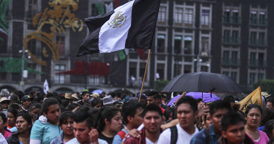 Cientos marchan en la Ciudad de México para conmemorar la matanza de 1968