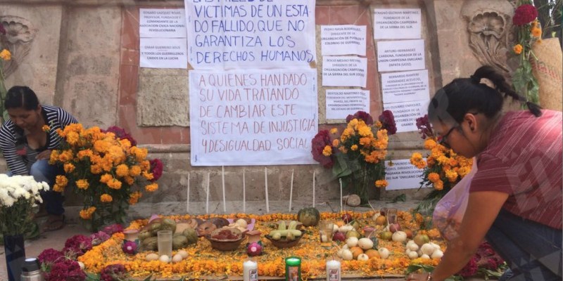 Colocan ofrenda para luchadores sociales y víctimas de la violencia en Chilapa