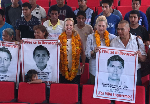 Defensoras de derechos humanos estadounidenses visitan Guerrero; se reúnen con familias de los 43