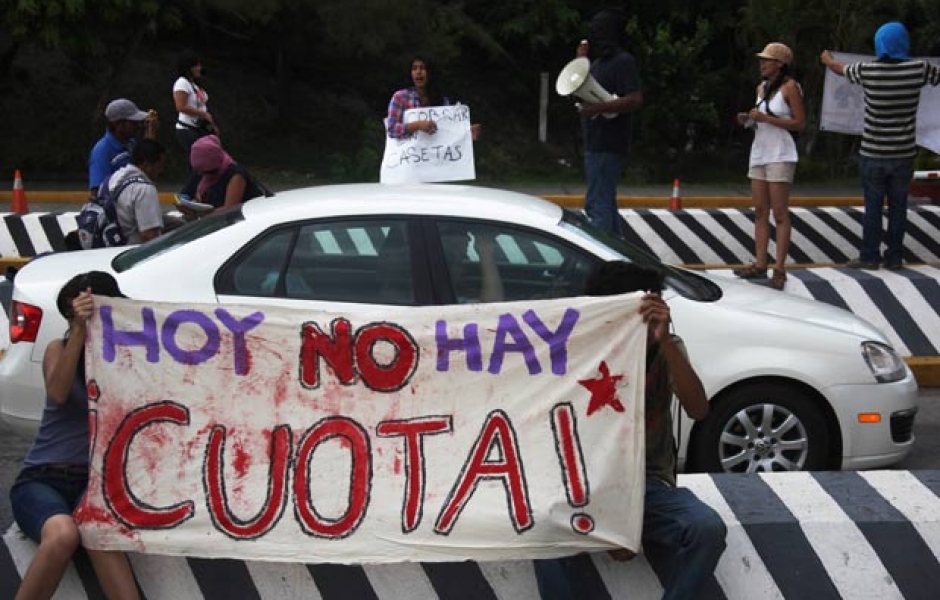 Manifestación de la CNTE en casetas, 2013 | Notimex