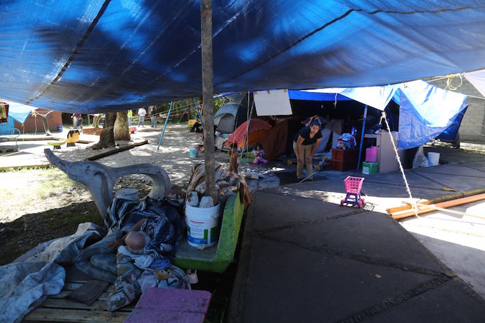 Decenas de familias de Tlalpan vigilan en carpas lo que quedó de sus vidas