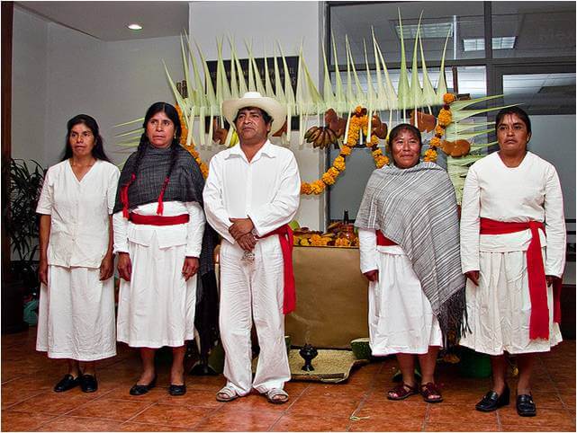 Mujeres matlatzincas rescatan su vestimenta tradicional