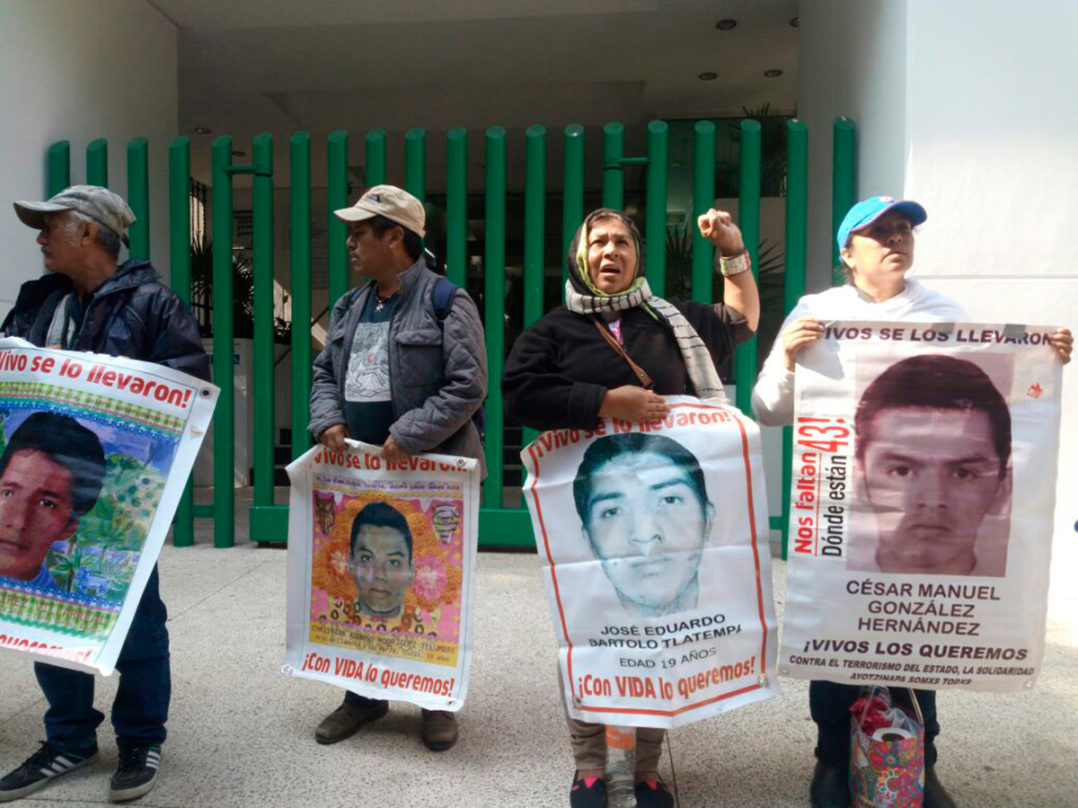 Padres y madres de los 43 de Ayotzinapa protestan en oficinas de la PGR