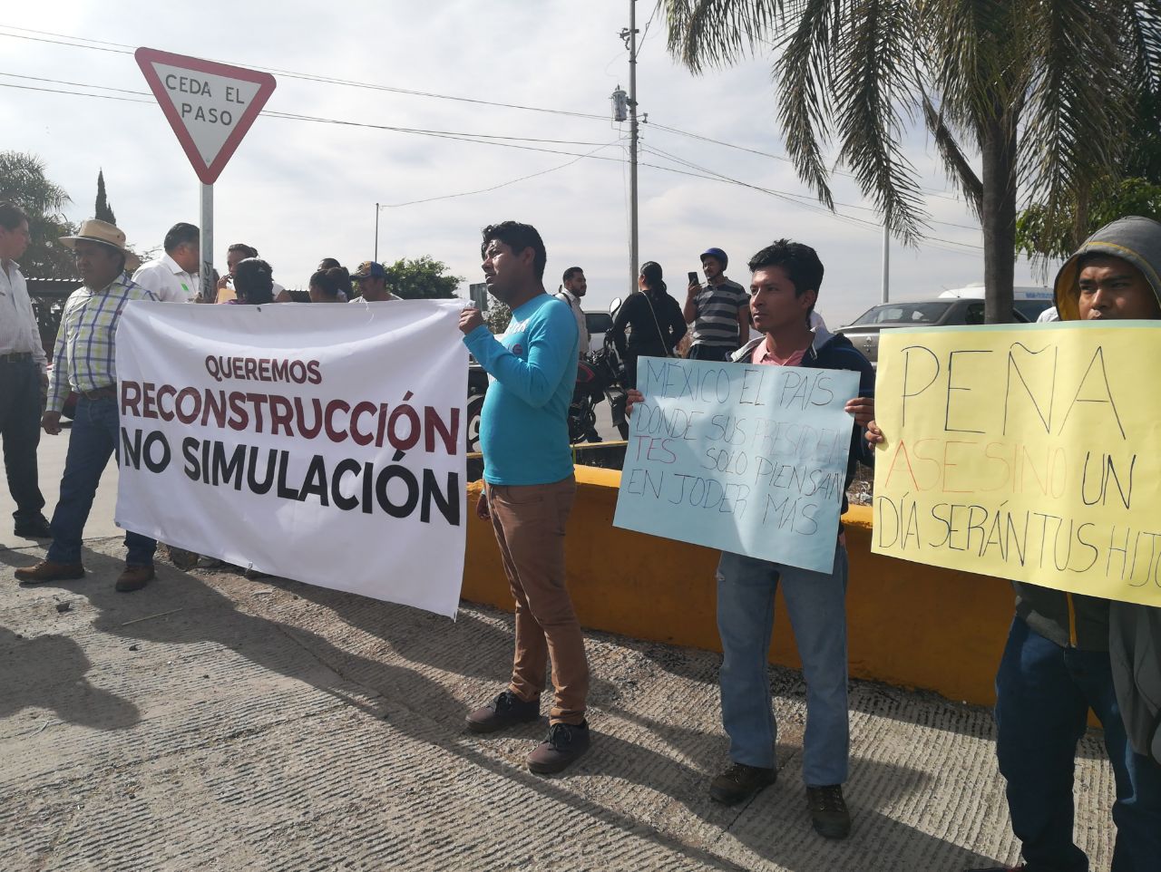 Protestan damnificados durante gira de EPN  a Puebla